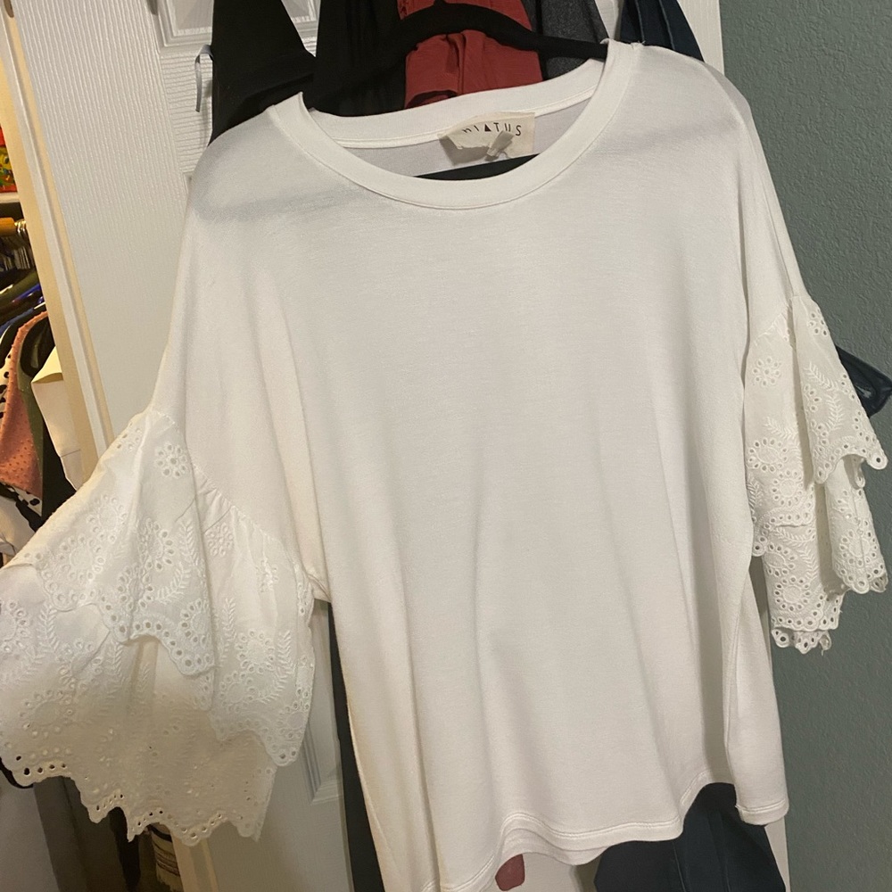 Never Worn 3/4 Sleeve Flowy Top! Size L